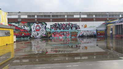 902757 Gezicht op enkele graffitikunstwerken op het terrein tussen het gebouw van de Stadsbrug (multifunctionele ...